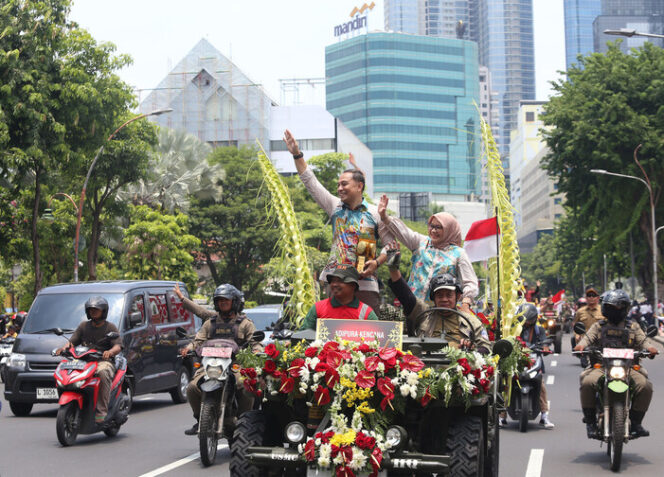
 Wali Kota Surabaya Eri Cahyadi arak penghargaan Adipura Kencana 2023 (Foto: Diskominfo Surabaya)