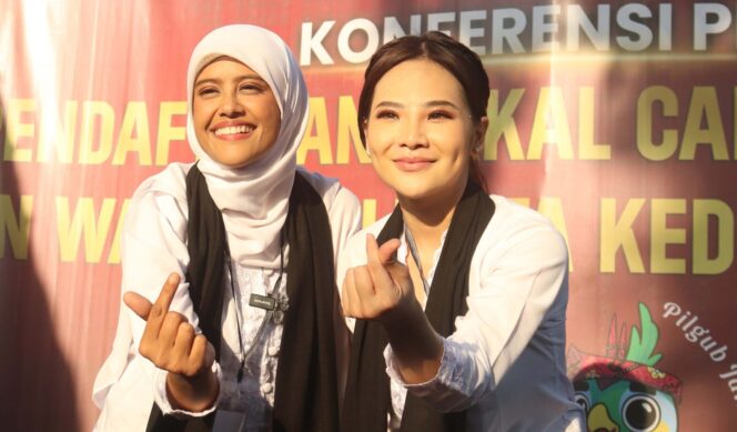 
 Outfit pasangan FREN mengenakan kebaya putih polos dan bawahan kain tenun ikat Bandarkidul warna ungun. (Rino Hayyu Setyo)