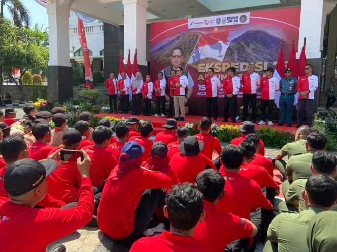 
 Tim Ekspedisi 79 Kibarkan Bendera Merah Putih di Puncak Gunung Arjuno