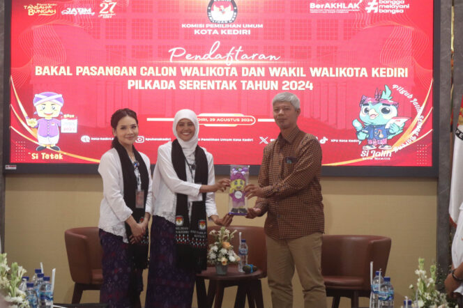 
 Duet Fey-Regina Resmi Mendaftar ke KPU Kota Kediri di Hari Terakhir