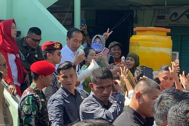 
 Bagikan Bingkisan, Presiden Jokowi Pamit di Pasar Soponyono Surabaya