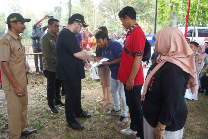 
 Mas Dhito Serahkan Sertifikat Elektronik Pertama Bagi Warga Kampungbaru