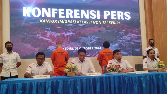 
 Kantor Imigrasi Kediri Tangkap 2 WNA asal Belanda dan Filipina