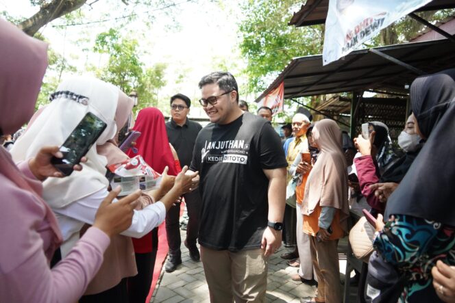 
 Blusukan ke Sumber Kembangan, Dhito Dengarkan Curhatan Emak-emak