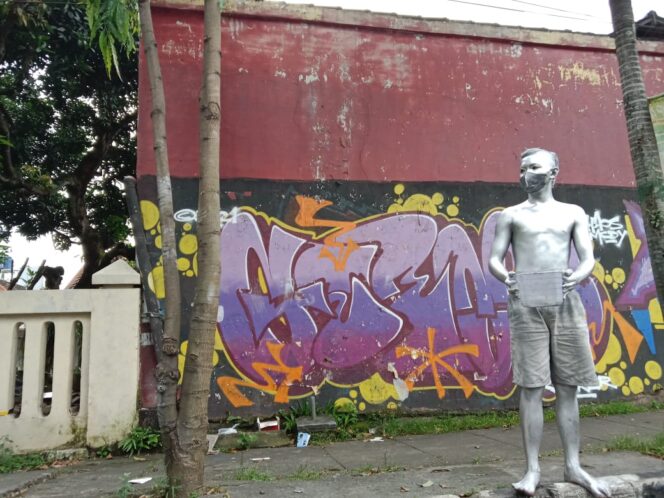 
 Potret manusia silver di traffic light Kota Kediri.