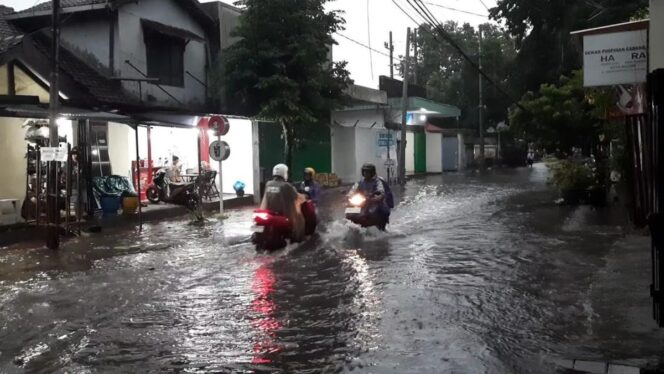 
 Diguyur Hujan Deras, Sejumlah Titik di Kota Kediri Terendam Banjir