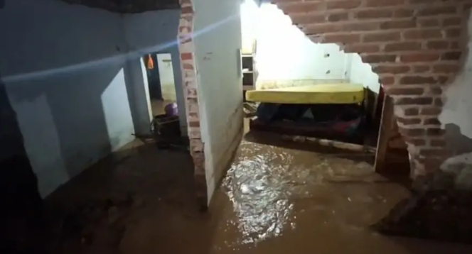 
 Tanggul Sungai Jebol, Puluhan Rumah di Grogol Kediri Terendam Banjir