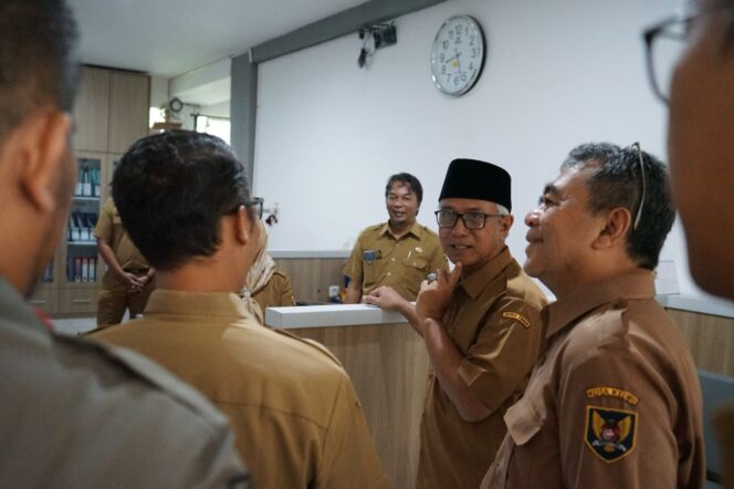 
 Bangun Chemistry, Gus Qowim Keliling Balai Kota Kediri
