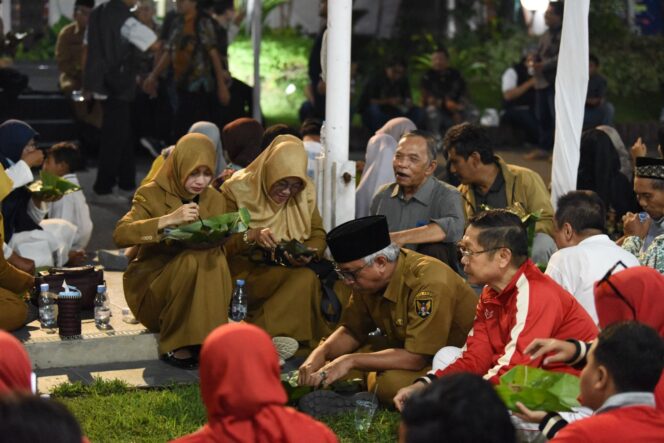 
 Vinanda Bukber Ribuan Masyarakat Makan Nasi Pincuk di Balai Kota Kediri